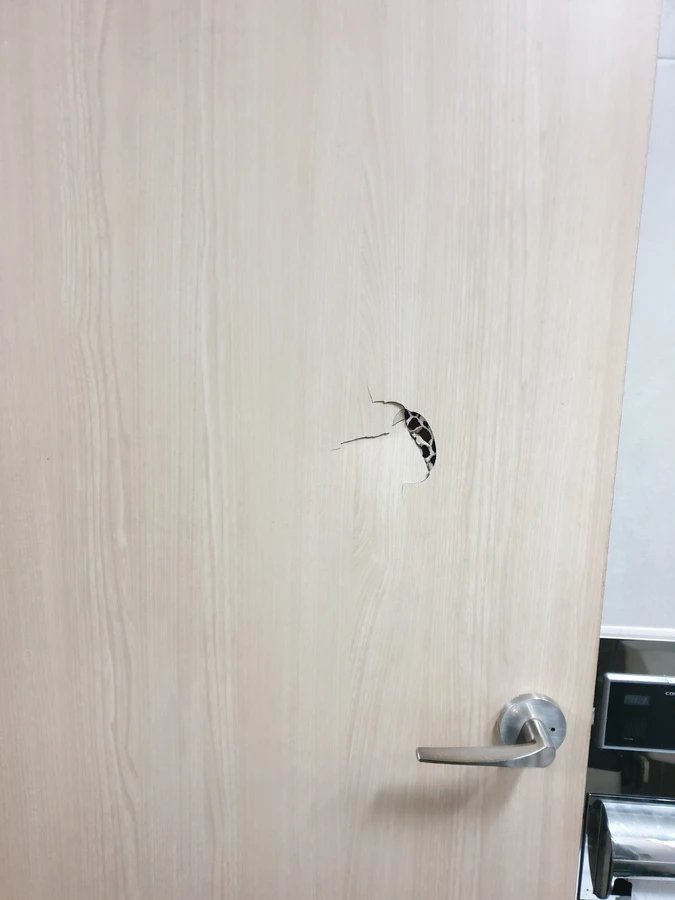 마포 방문 긁힘 복원 시공 전
